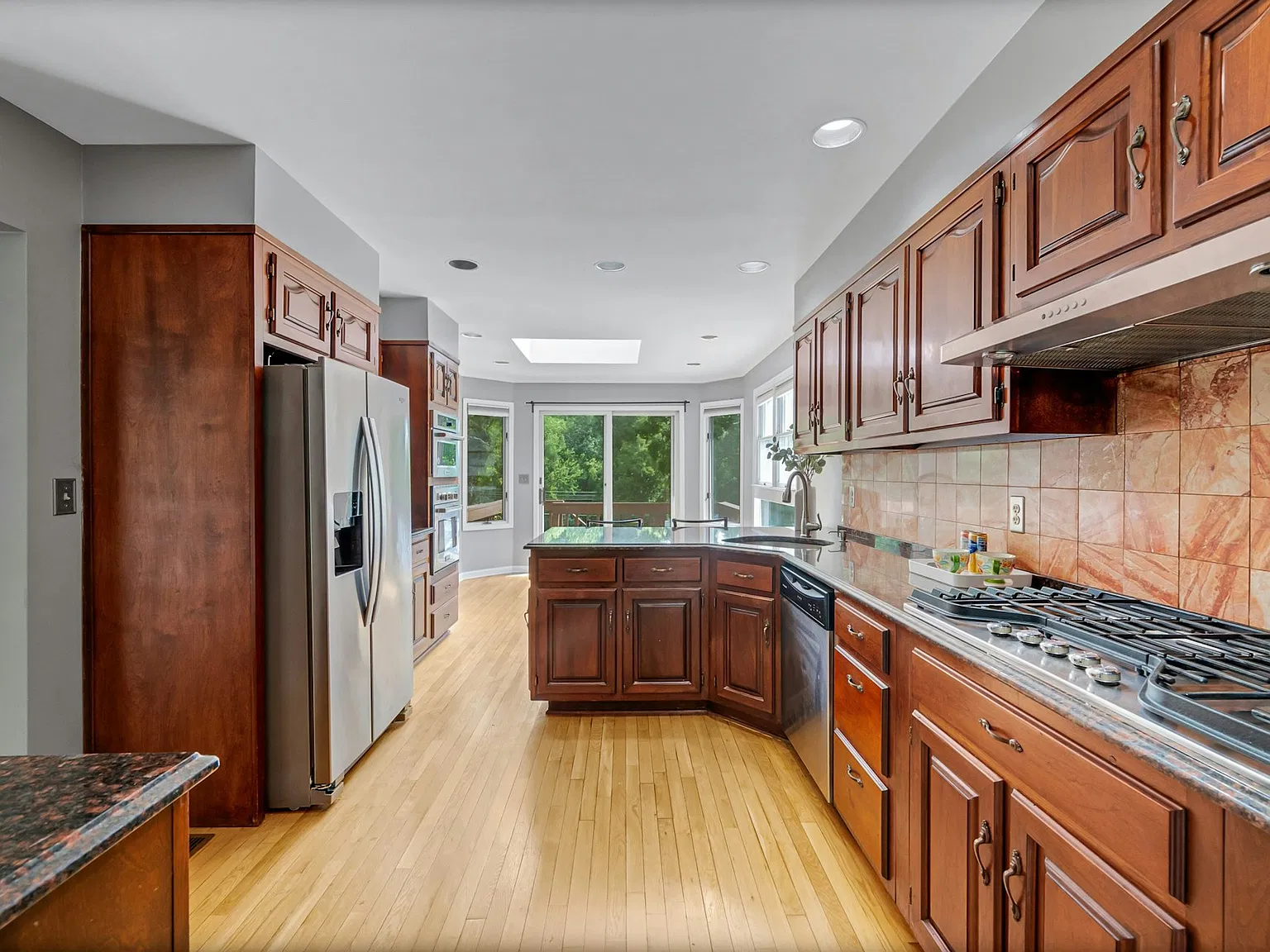 3 bed, 2500 sqft, $5,975 — Photo 3