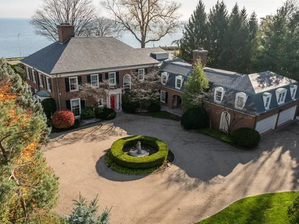 105 Lake Shore Rd, Grosse Pointe, MI 48236