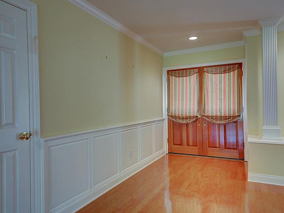 2nd image of 701 White Oak Dr