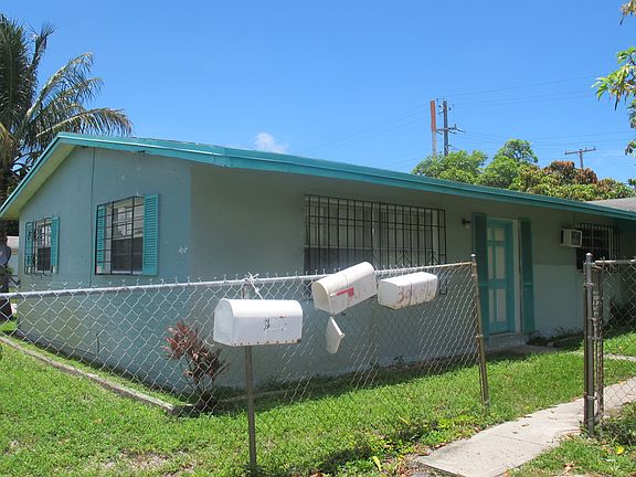 3rd image of 300 SW 27th Ter