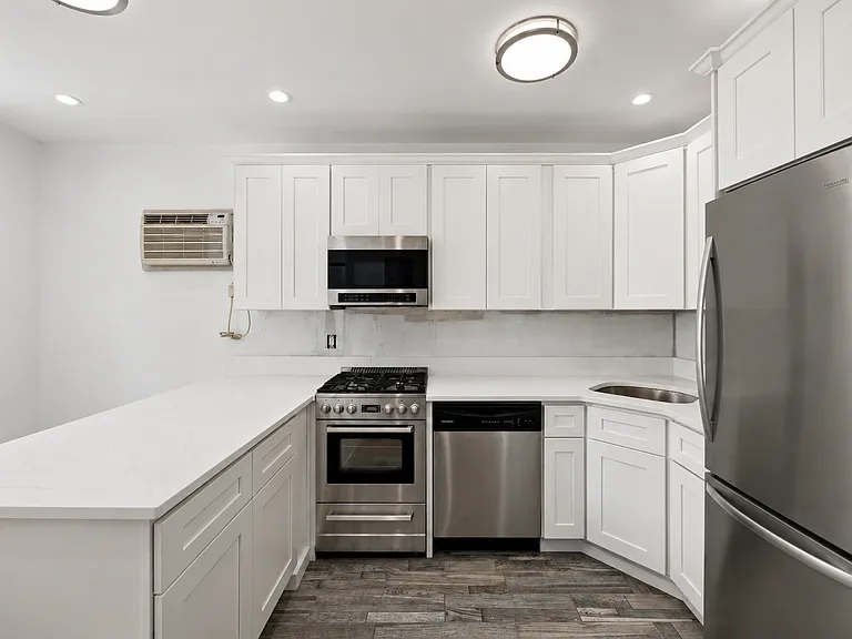 20-50 29th St #1B — Photo 3