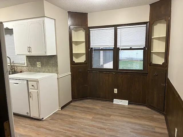 eat-in kitchen