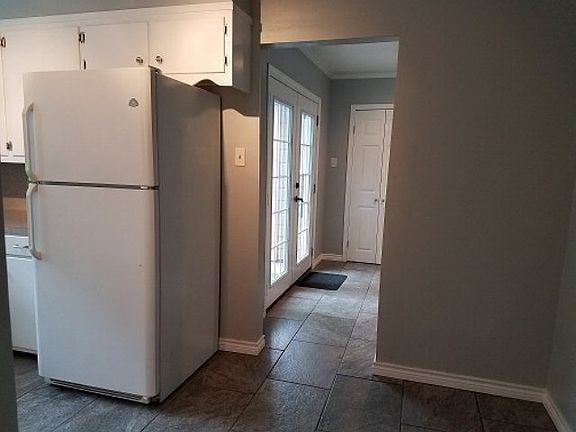 3rd image of 885 Yount St