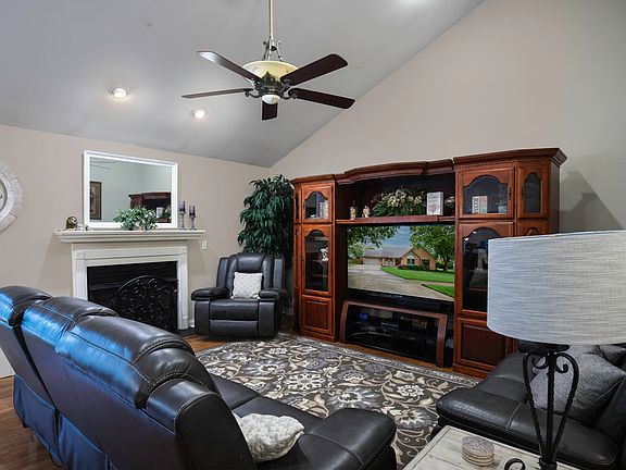 5th image of 453 Gleneagles Way