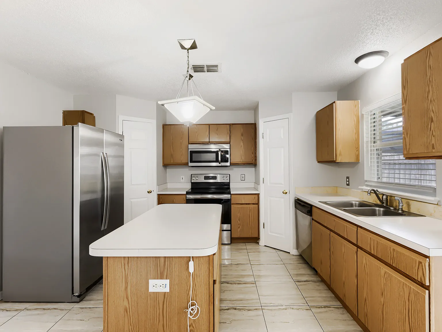 4 bed, 2.5 bath, 2156 sqft, $2,600 — Photo 3