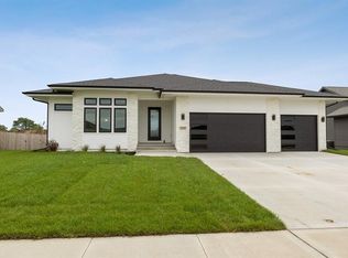 700 Daybreak Dr, Waukee, IA 50263