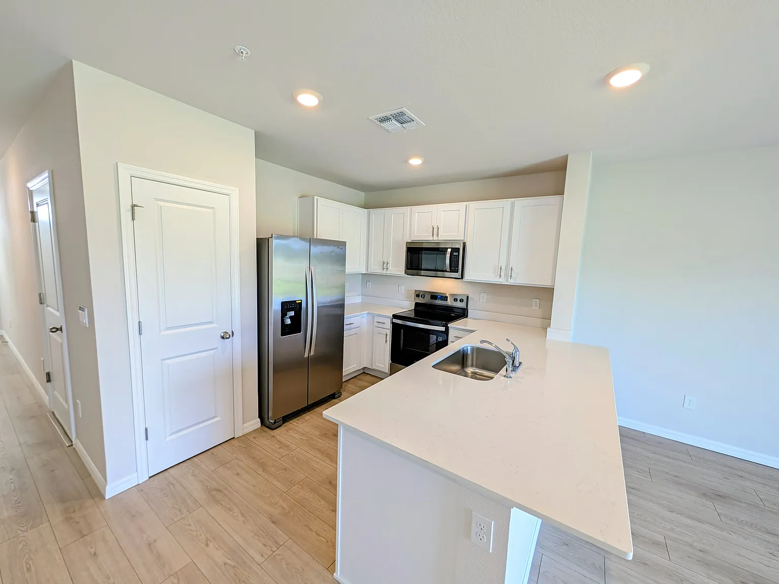3 bed, 2.5 bath, 1464 sqft, $2,200 — Photo 2