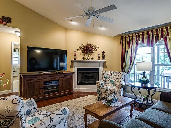 5th image of 124 Shore Ln