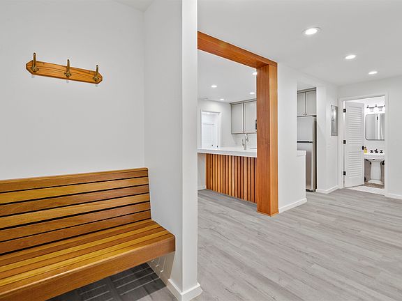 4th image of 261 Lakeview Blvd Suite 61