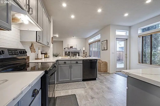 1435 NE Setting Sun Dr — Photo 12