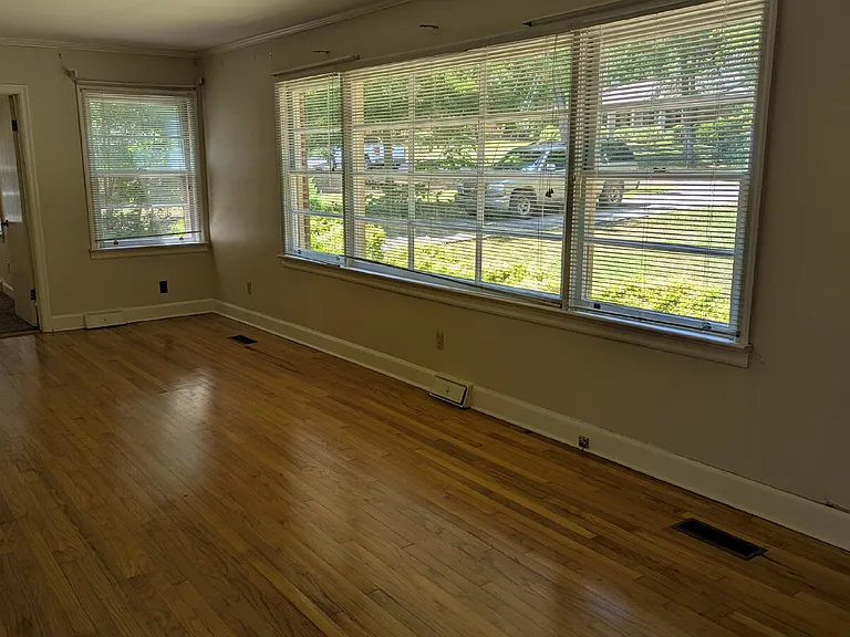 610 W Charlton St — Photo 39