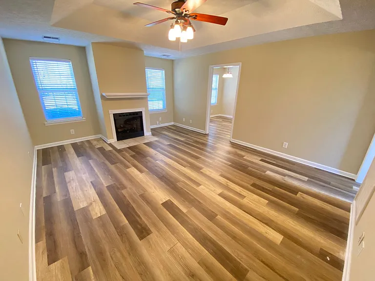 711 Fields Ln — Photo 2