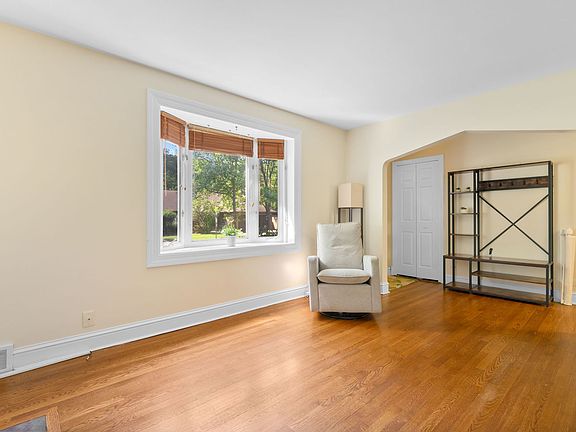 3rd image of 292 E Burlington St