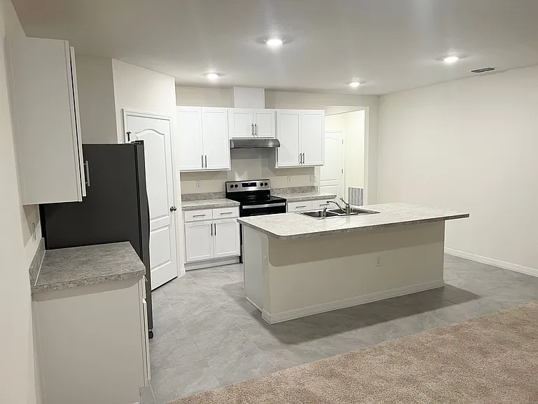 709 Versailles Ln — Photo 2