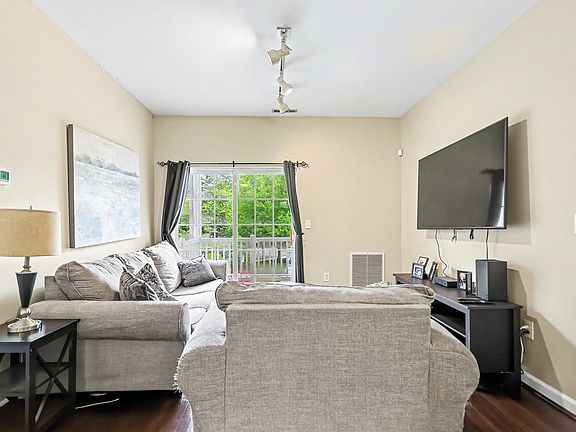 3rd image of 19 Hampshire Rd APT 205