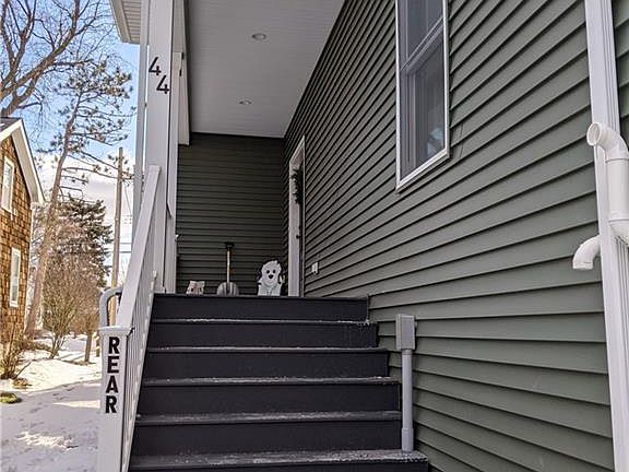 3rd image of 44 Eagle St