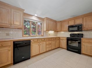26 Arlington Rd, Burlington, MA 01803