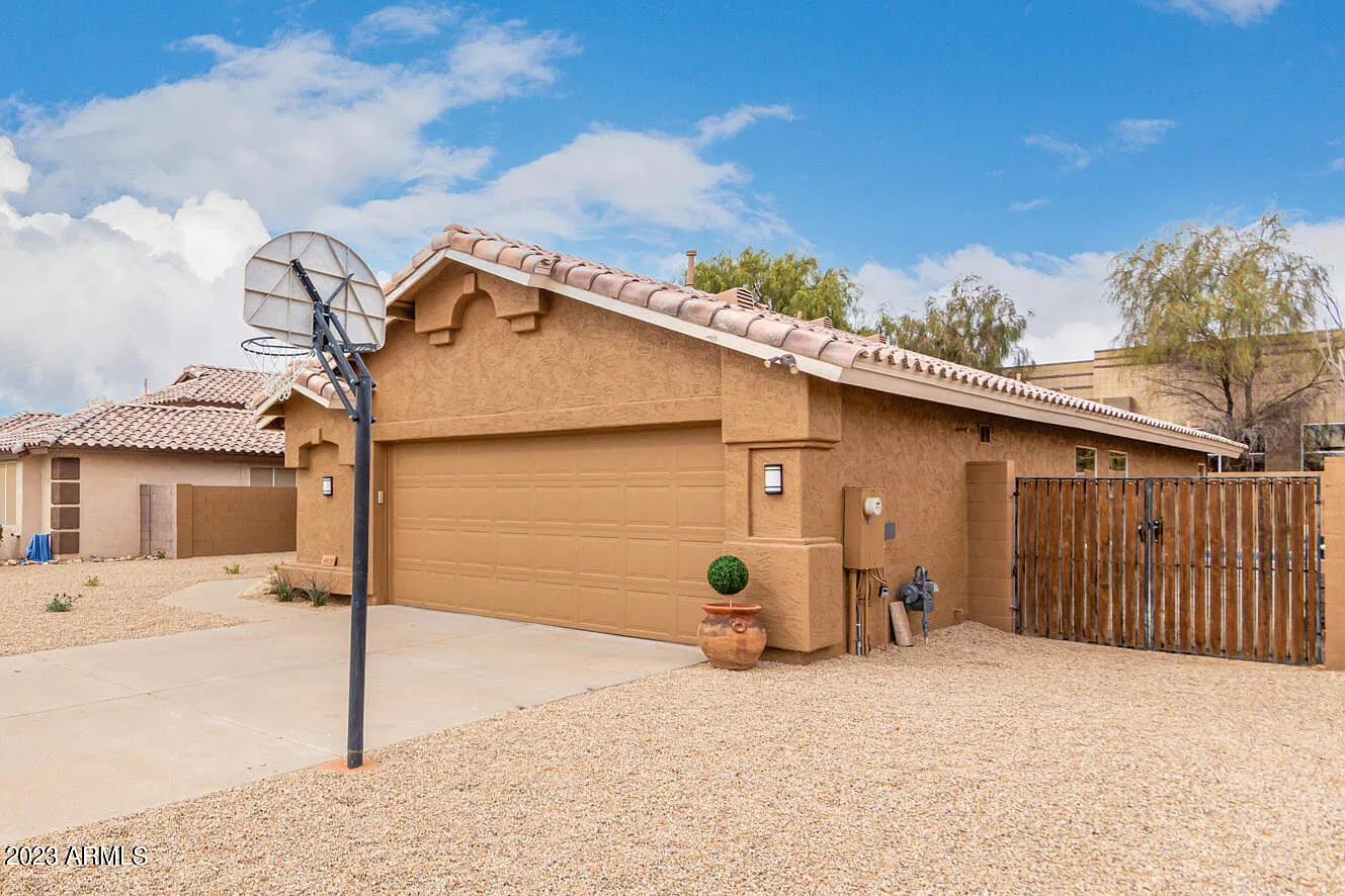 3 bed, 2000 sqft, $3,800 — Photo 2