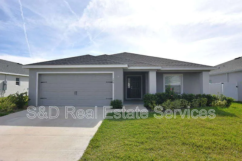 4 bed, 2.0 bath, 1819 sqft, $2,000 — Photo 1