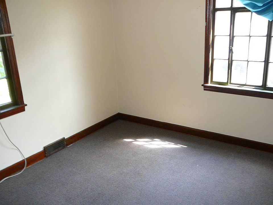 2nd image of 352 Argonne Dr