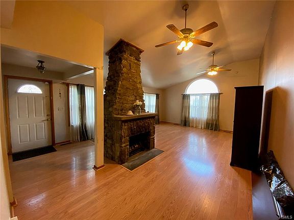 5th image of 8 Crestwood Trl