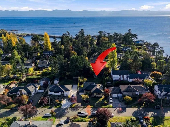 1161 Hadfield Ave, Esquimalt, BC V9A 5N8
