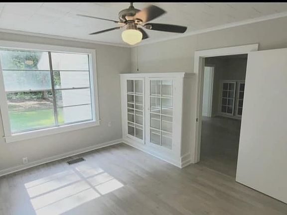 Dining room/office/extra bedroom - next to kitchen and other bedroom