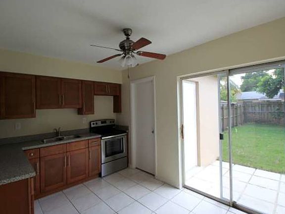 4th image of 6612 SW 19th Ct