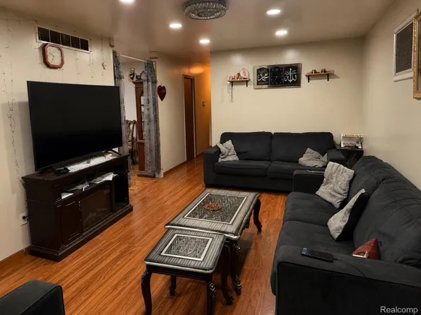 25645 Andover Dr, Dearborn Heights, MI 48125
