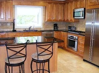 3 Vale Ct, Mount Sinai, NY 11766