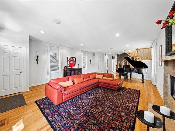 4th image of 2111 N Whipple St