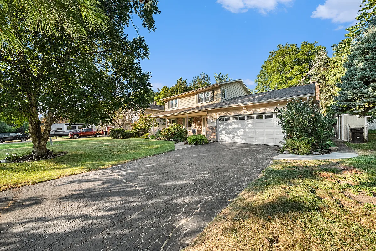 Building Photo - 2205 Highlander Dr SE