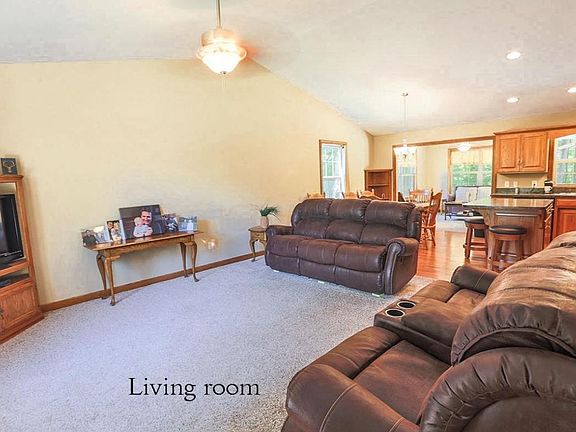5th image of 877 Royal Cir