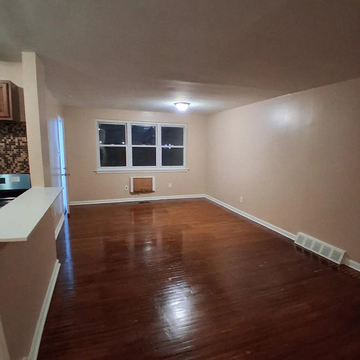 2 bed, 1.0 bath, 1720 sqft, $1,400 — Photo 1