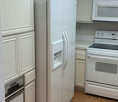 5th image of 5800 Owensmouth Ave APT 76