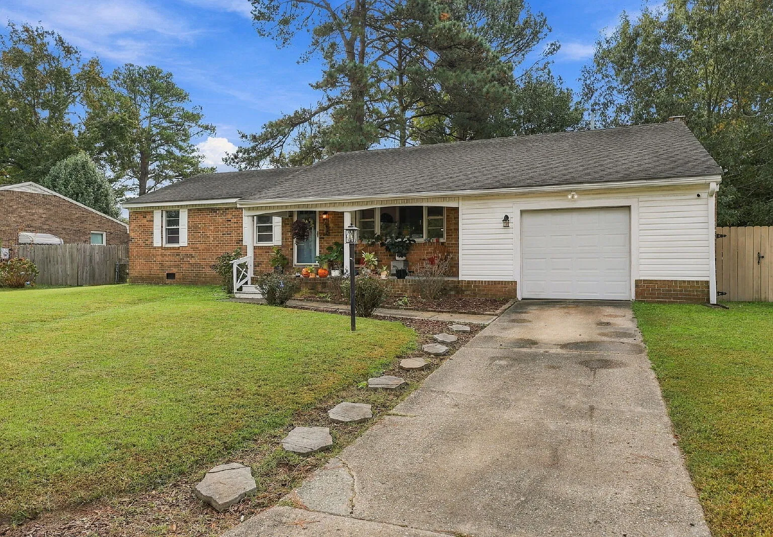3 bed, 1.5 bath, 1472 sqft, $2,400 — Photo 2