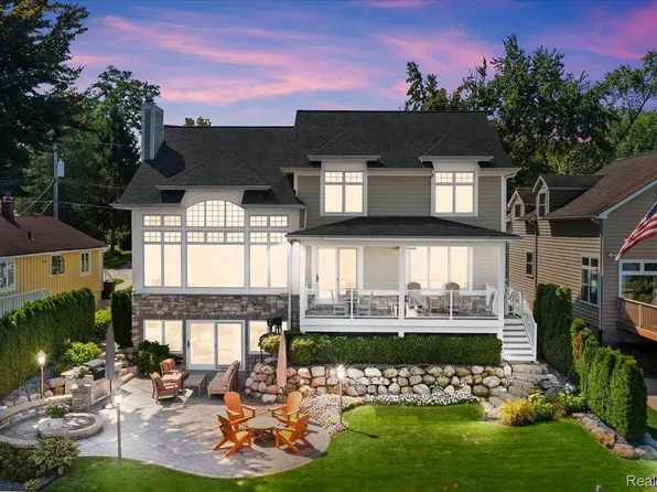 4390 Skusa Dr, Brighton, MI 48116