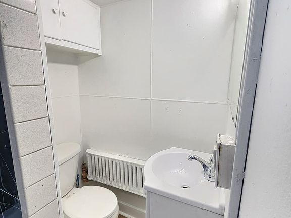 4th image of 905 W Market St APT 2