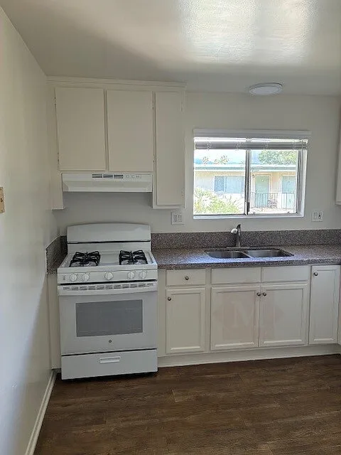 Building Photo - 1130 San Andres St #33
