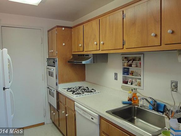 3rd image of 10201 Grosvenor Pl APT 419
