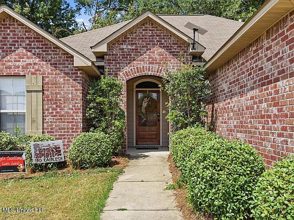 4th image of 624 Lexington Dr