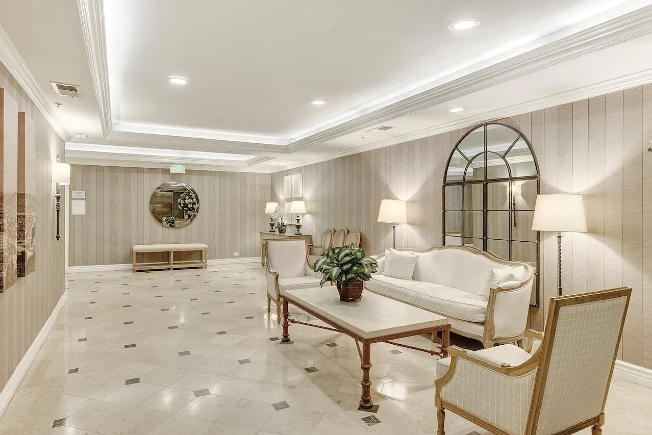 Sunset Plaza Apartments — Photo 3