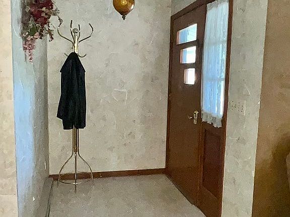4th image of 33 Rosewood Dr