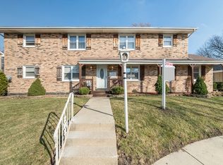 7509 Country Ln, Darien, IL