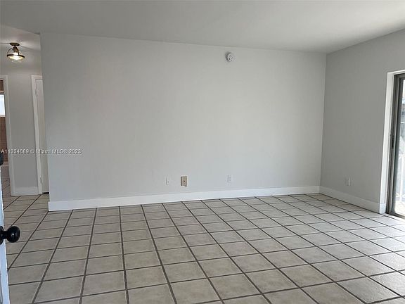 2nd image of 932 Euclid Ave APT 10