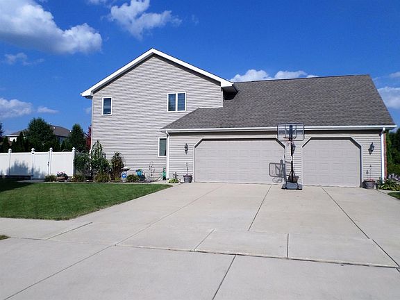 Wide driveway for plenty of parking