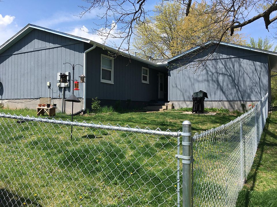 yard looking at kitchen and bedroom 2 window
