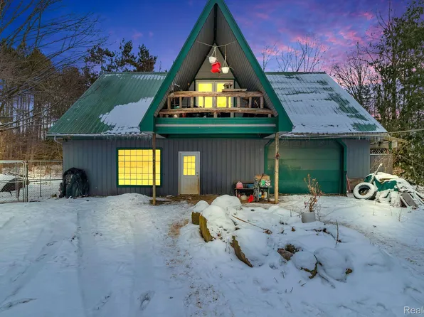 4713 Brown Rd, Avoca, MI 48006