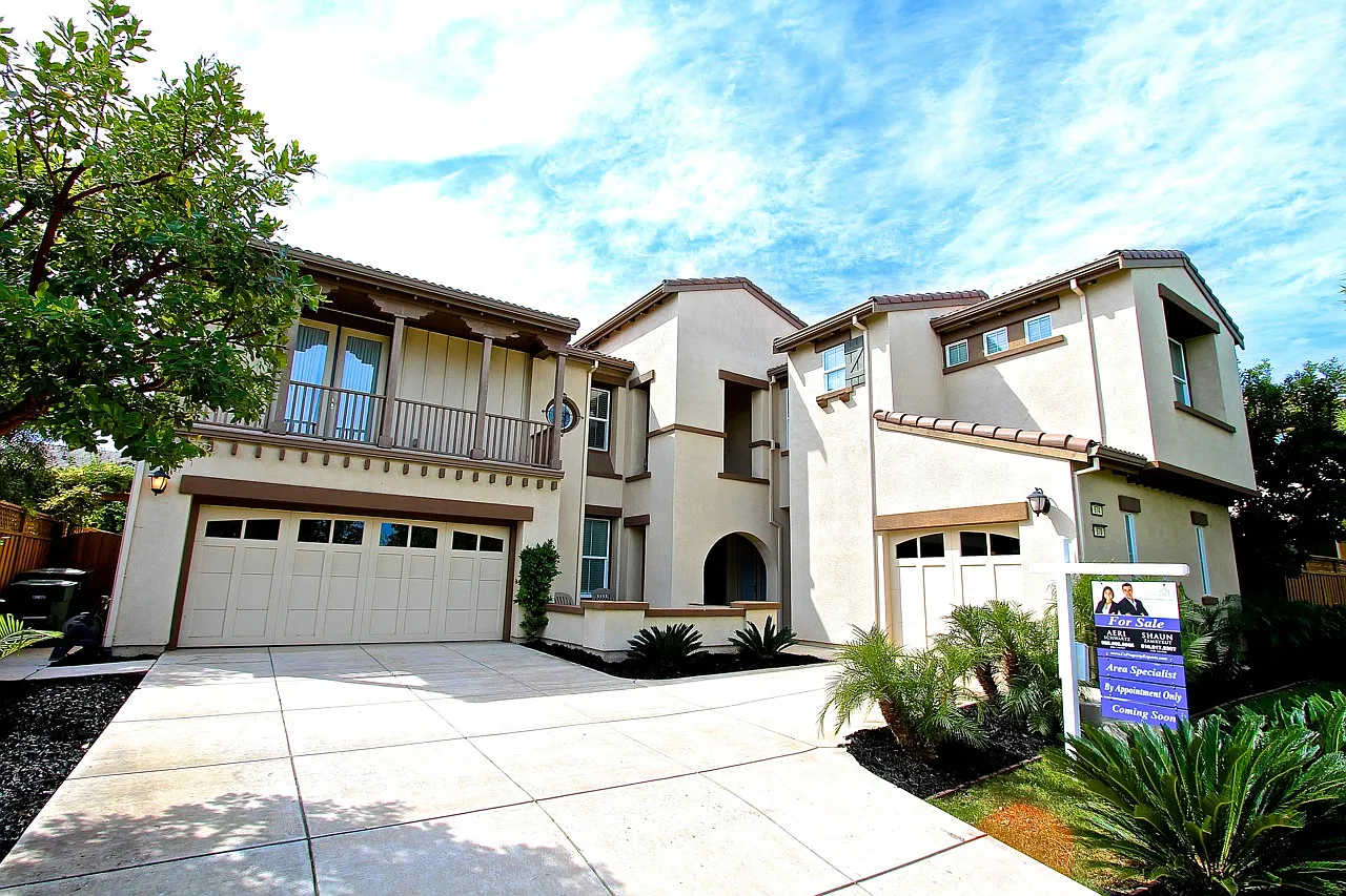 670 W Generoso Ave photo 1