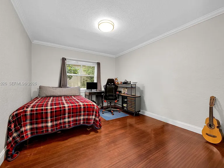 829 Medina Ave — Photo 14